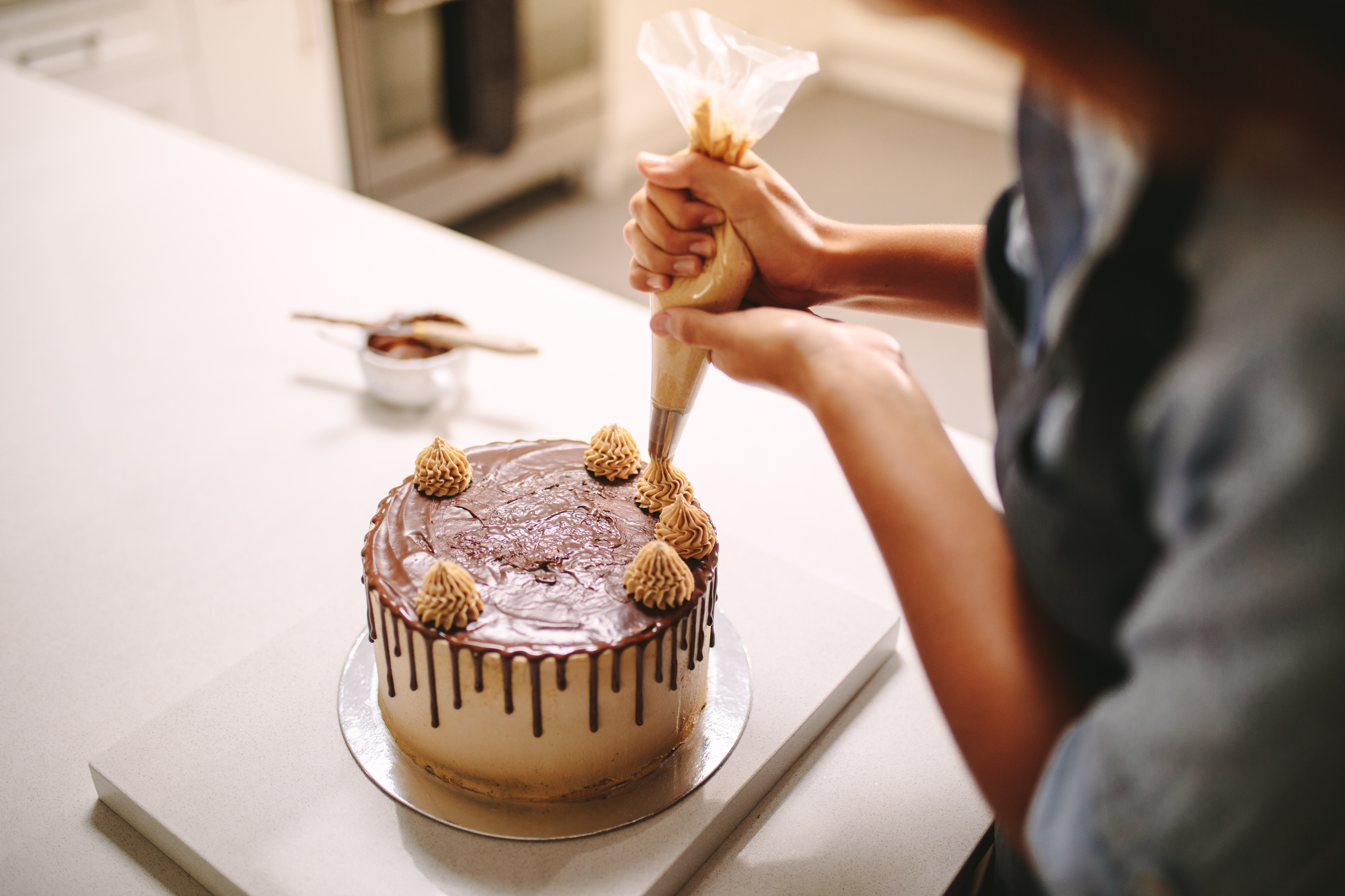 Femme qui fait un gâteau - Patisserie
