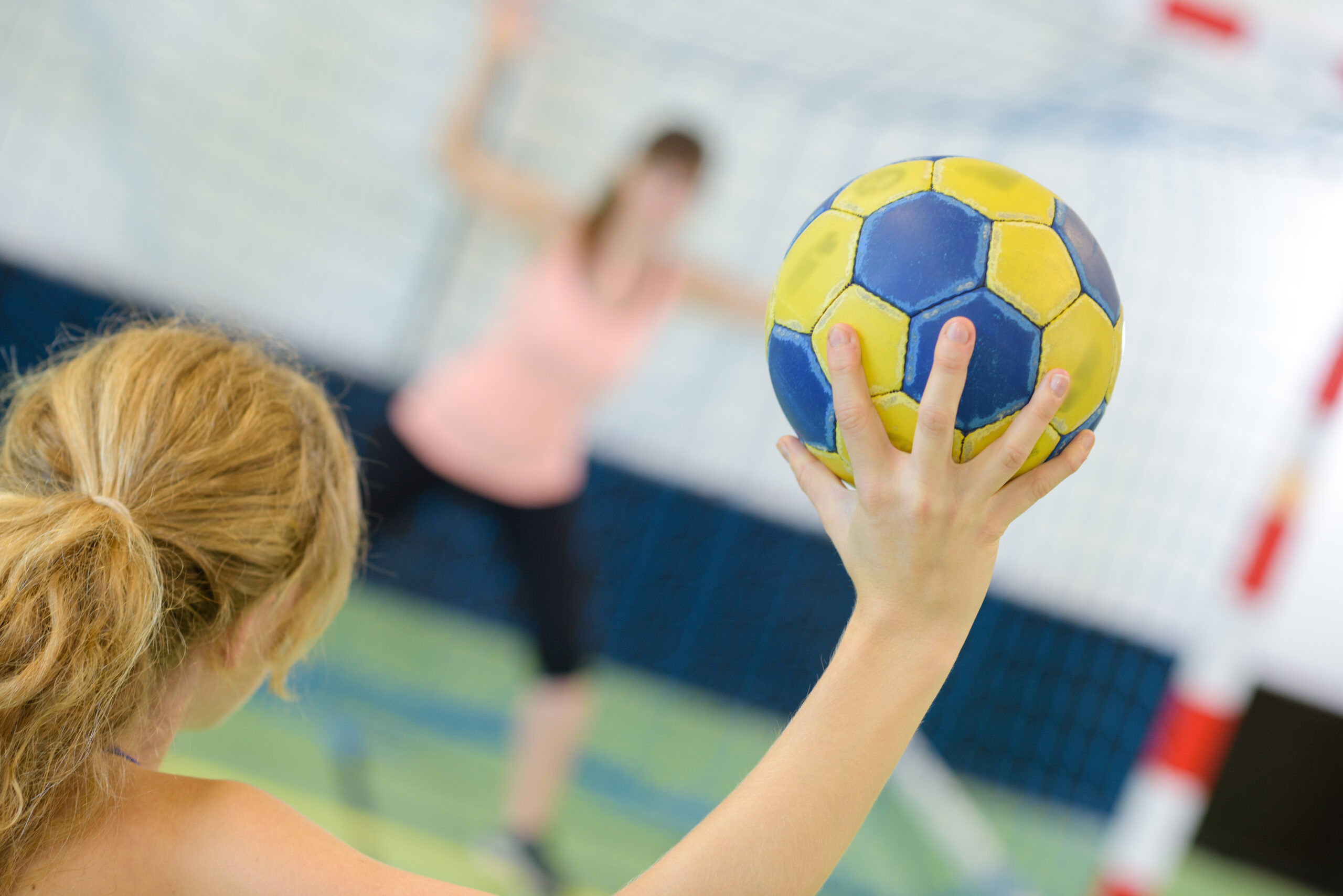 Handball - Femme qui être prête à lancer la ball dans le but