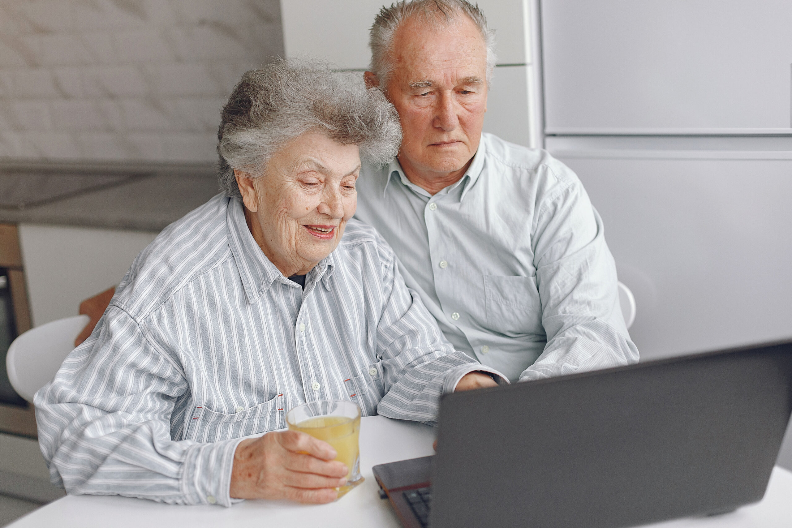Couple de seniors devant un ordinateur